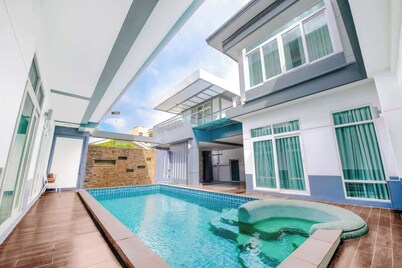 Luxury Pure Modern Pool Villa 5Bed Nr BTS|Central