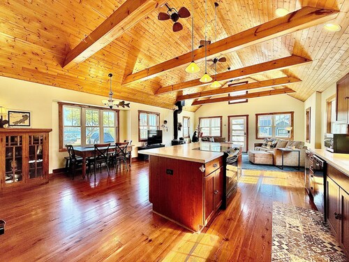 Lake Delavan Hideaway - Carl’s Cottage - Water View Bliss, Dock & Cozy Fireplace