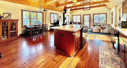 Lake Delavan Hideaway - Carl’s Cottage - Water View Bliss, Dock & Cozy Fireplace