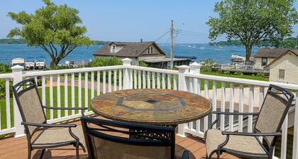 Lake Delavan Hideaway - Carl’s Cottage - Water View Bliss, Dock & Cozy Fireplace