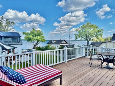 Lake Delavan Hideaway - Carl’s Cottage - Water View Bliss, Dock & Cozy Fireplace