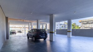 Eine Parkgarage mit einem schwarzen SUV in der Nähe einer Säule.