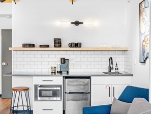 Kühlschrank, Mikrowelle, Wasserkocher mit Kaffee-/Teezubehör, Toaster