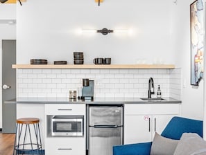 Kühlschrank, Mikrowelle, Wasserkocher mit Kaffee-/Teezubehör, Toaster