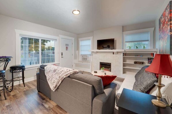 TV, fireplace
