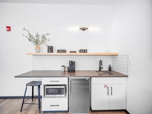 Réfrigérateur, micro-ondes, cafetière/bouilloire, grille-pain