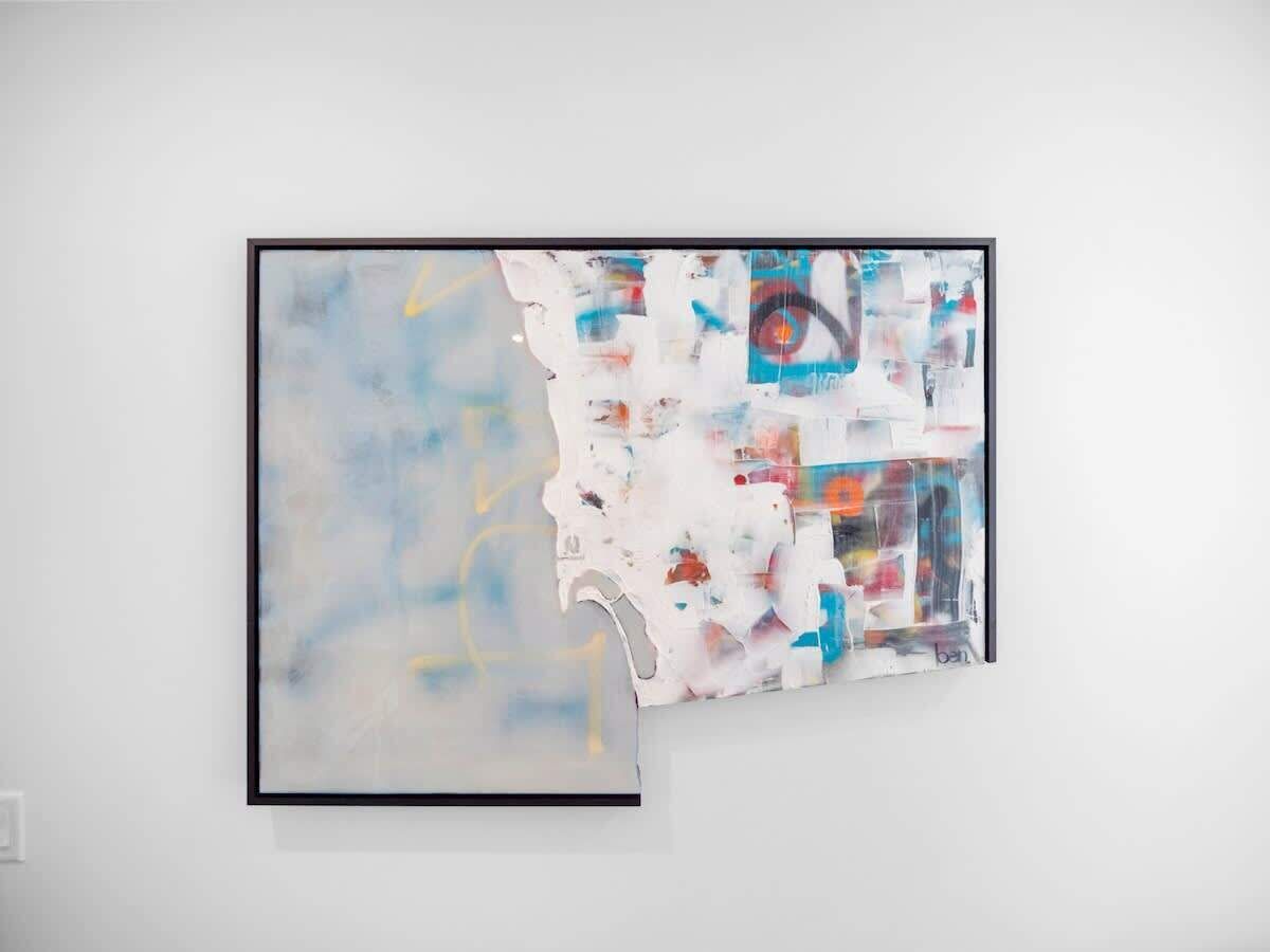 Abstract kunstwerk in een lijst op een witte muur.