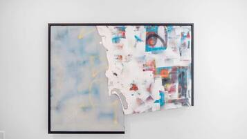 Abstract kunstwerk in een lijst op een witte muur.