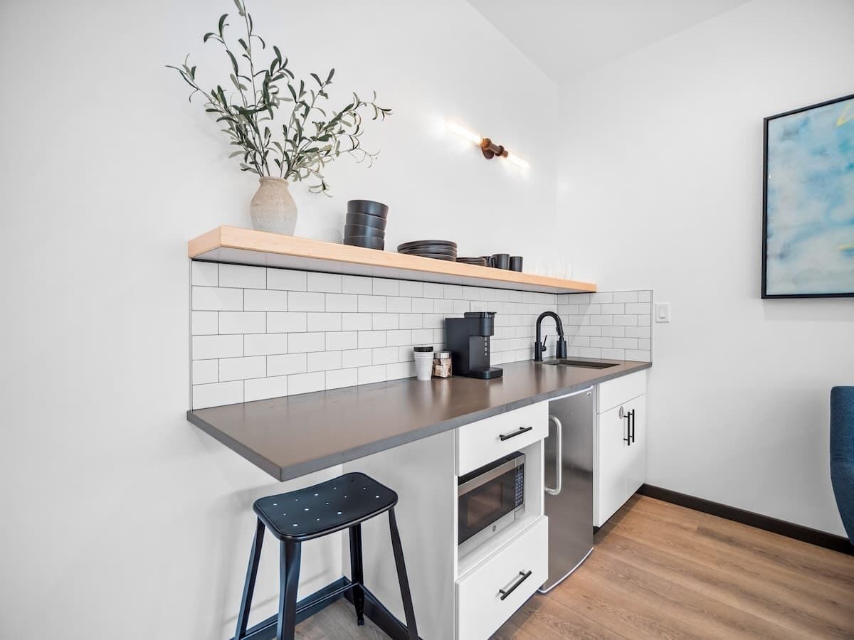 Kjøleskap, mikrobølgeovn, kaffetrakter/tekoker og brødrister