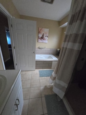 Jetted bath, towels, toilet paper