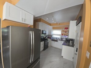 Microondas, horno, parrilla de estufa y lavavajillas 