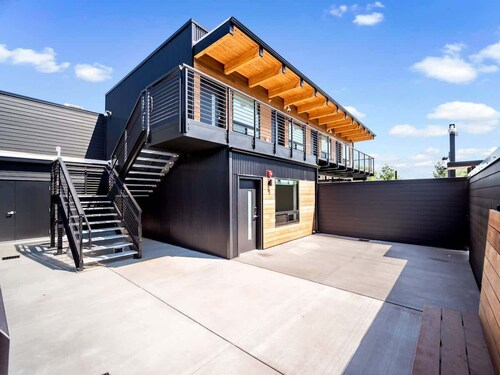 Stylish loft with city view at Kendall Yards Suite