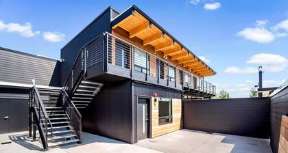 Stylish loft with city view at Kendall Yards Suite