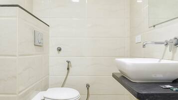 Regadera, toallas, papel de baño