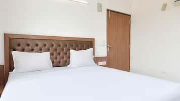 Escritorio, wifi gratis y ropa de cama