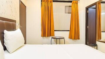 Escritorio, wifi gratis y ropa de cama