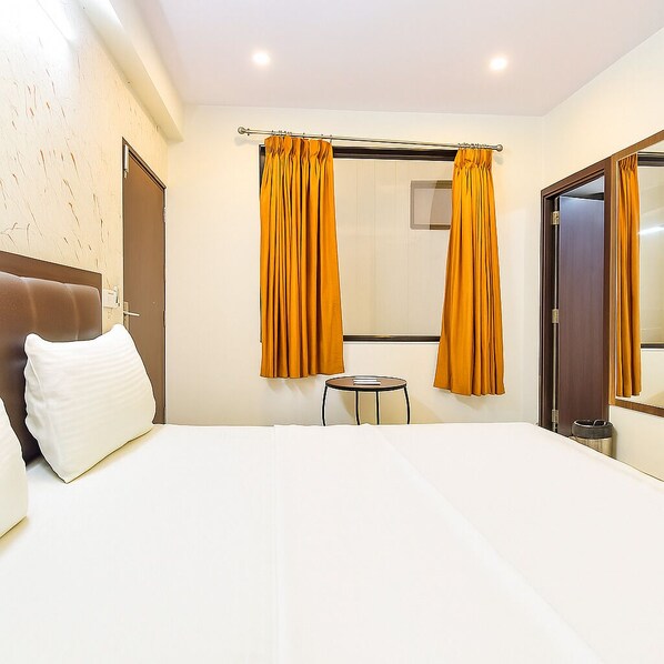 Desk, free WiFi, bed sheets - Urban Haveli Eminence (Hyderabad)