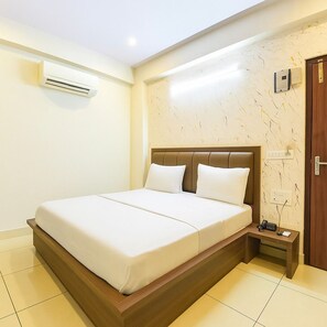 Desk, free WiFi, bed sheets - Urban Haveli Eminence (Hyderabad)