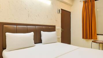 Escritorio, wifi gratis y ropa de cama