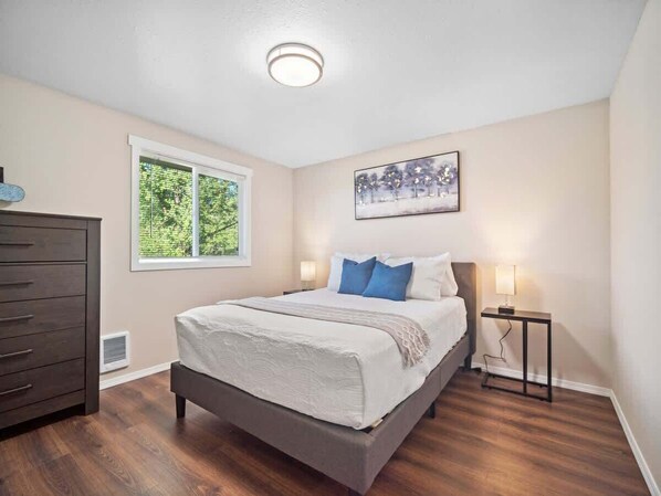 2 عدّة غرف نوم ومكواة/لوح كي وواي فاي وملاءات أسرّة