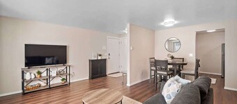 *2bed/1bath, shopping, parking!