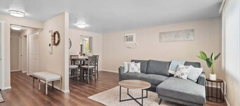 *2bed/1bath, shopping, parking!