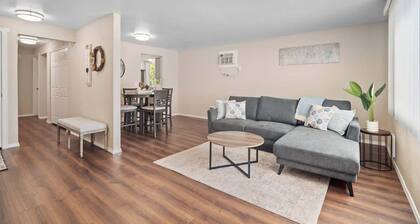 *2bed/1bath, shopping, parking!