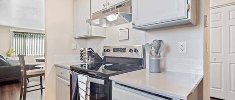 Jääkaappi, mikroaaltouuni, uuni, liesi