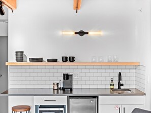 Refrigerador, microondas, cafetera y tetera y tostadora 