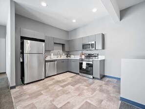 Een koelkast, een microgolfoven, een oven, een kookplaat