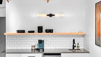 Cafetière/bouilloire, réfrigérateur, micro-ondes, grille-pain