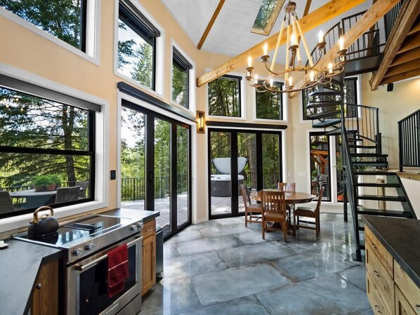 Køleskab, mikrobølgeovn, ovn, kogeplade