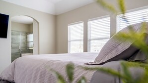 A bedroom with a bed, a window, and a mirror. - Tranquil 3-bedroom house with dock in Kemah (Kemah)