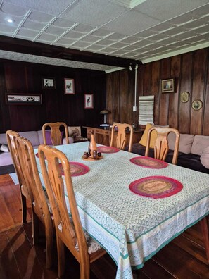 Vila conforto, sacada, vista para o jardim | Escrivaninha, espaço de trabalho para notebook, Wi-Fi de cortesia