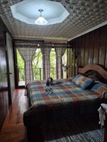 Escritorio, espacio para trabajar con laptop y wifi gratis 