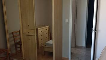 2 slaapkamers, een strijkplank/strijkijzer