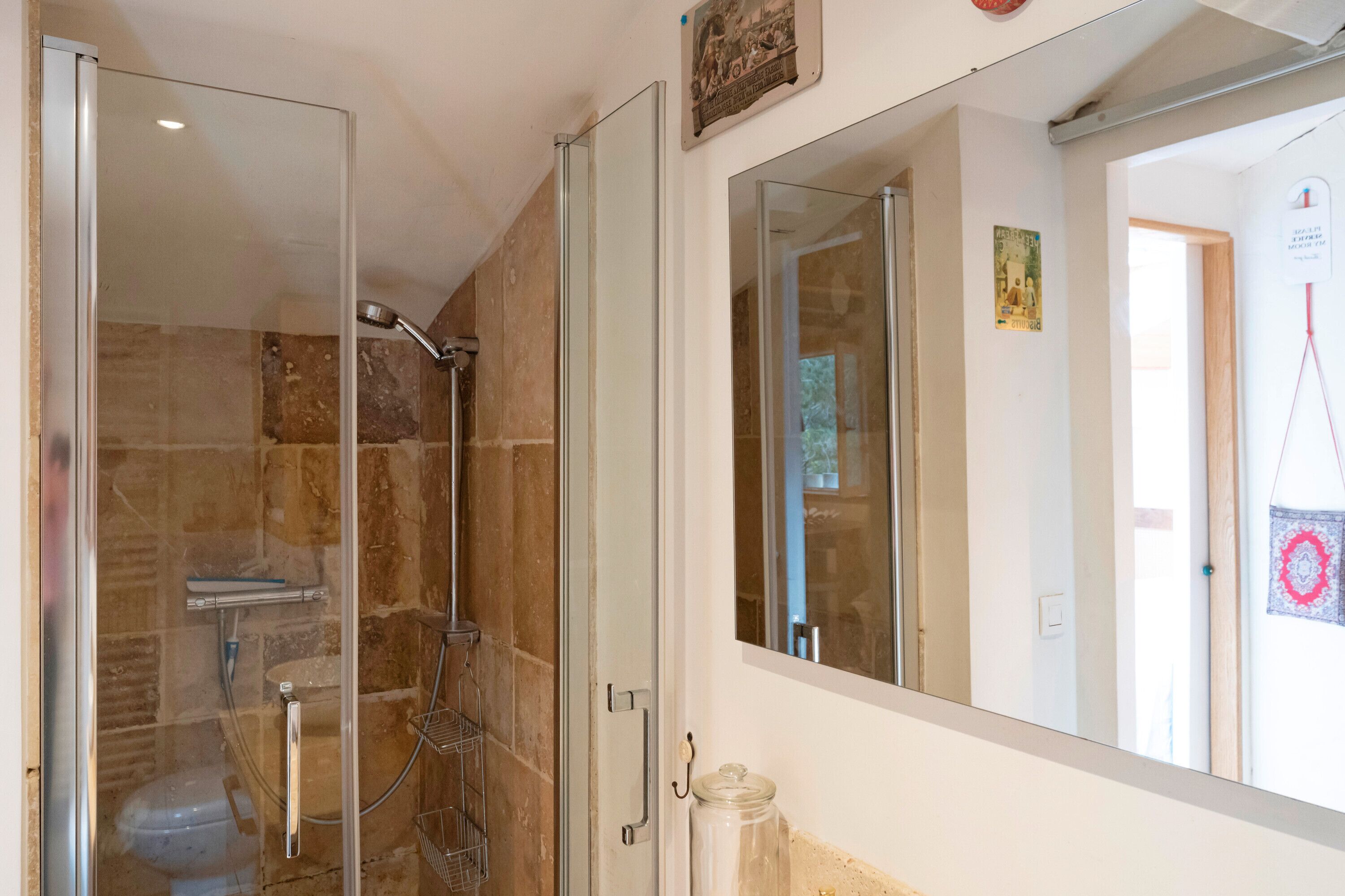 Ducha, secador de pelo y toallas