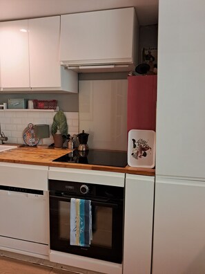 Réfrigérateur, four, plaque de cuisson, lave-vaisselle