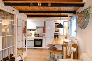 Réfrigérateur, un four, surface de cuisson, lave-vaisselle