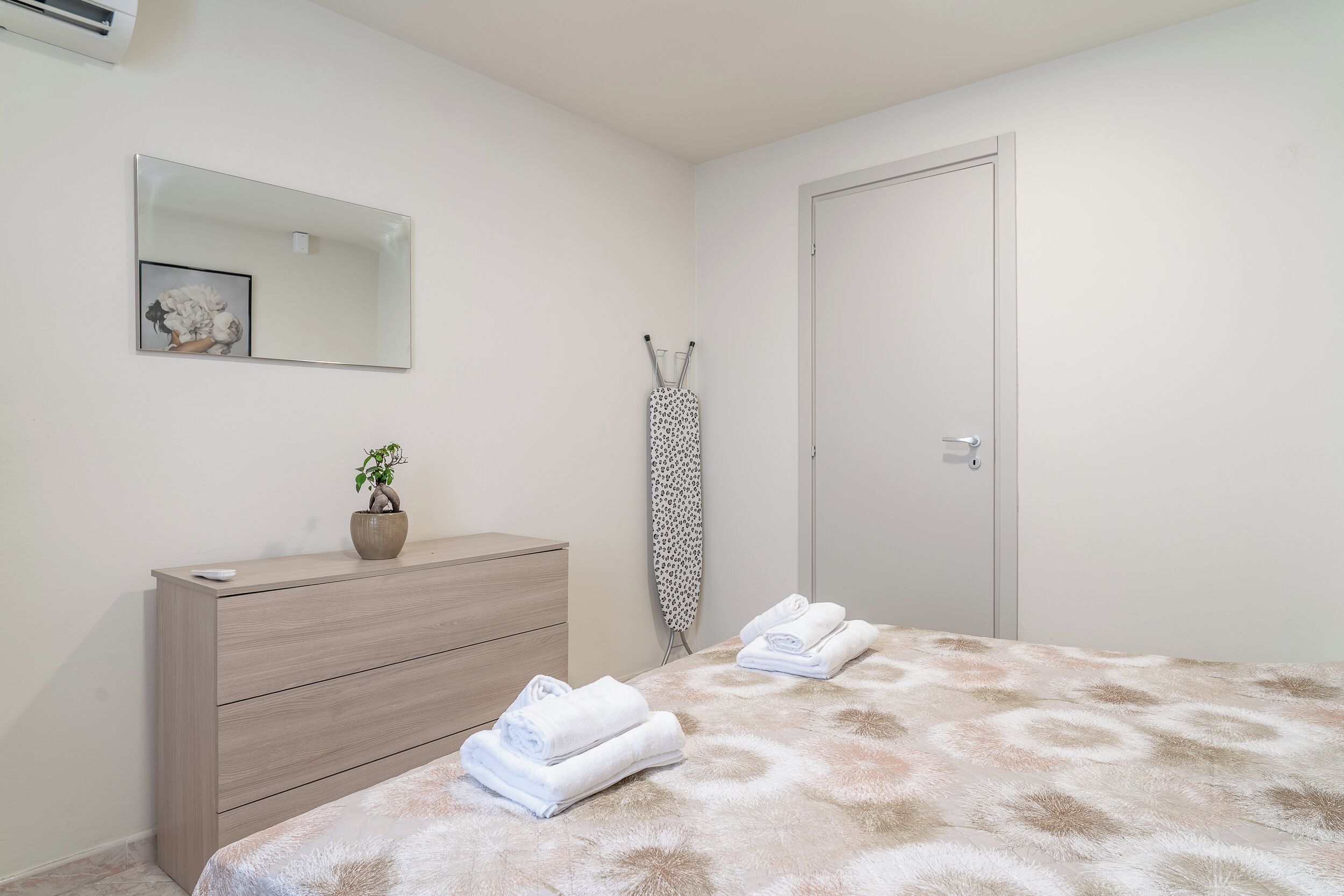 2 chambres, fer et planche à repasser, Wi-Fi, draps fournis