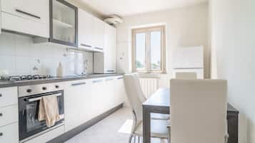 Kylskåp, mikrovågsugn, ugn och spishäll