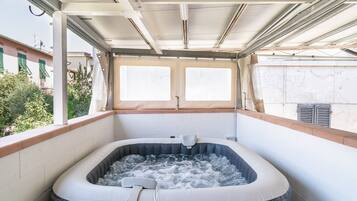 Bañera de hidromasaje exterior