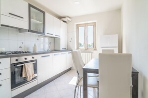 Fridge, microwave, oven, stovetop - Apartment La Corte Rurale with Hot Tub (Lucca)