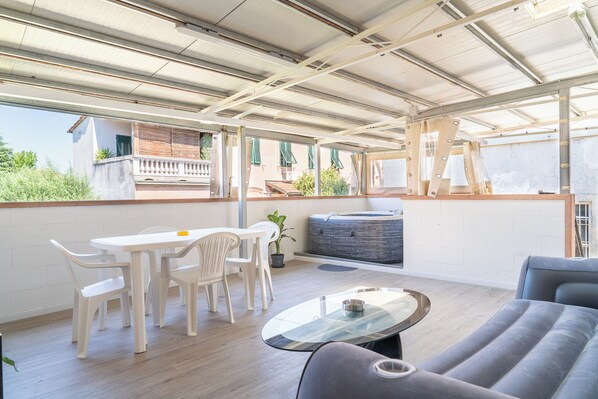 Outdoor dining - Apartment La Corte Rurale with Hot Tub (Lucca)