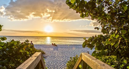 SUMMER SPECIAL! Spectacular Heated Pool/Spa, FREE Bikes, Close 2 Beach, Foosball