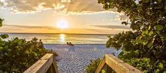 SUMMER SPECIAL! Spectacular Heated Pool/Spa, FREE Bikes, Close 2 Beach, Foosball