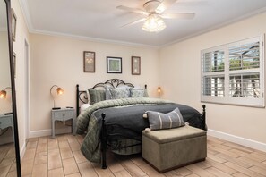 3 Schlafzimmer, Schreibtisch, Bügeleisen/Bügelbrett, Reisekinderbett