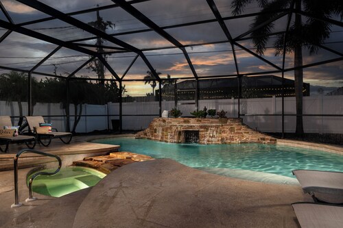NEW! Designer House, Spectacular Heated Pool & Spa, FREE Bikes, Amenities, Beach