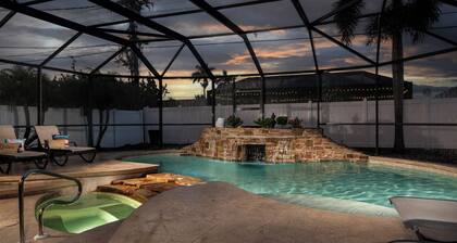 NEW! Designer House, Spectacular Heated Pool & Spa, FREE Bikes, Amenities, Beach
