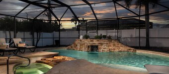 NEW! Designer House, Spectacular Heated Pool & Spa, FREE Bikes, Amenities, Beach